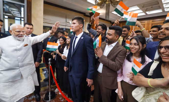 Bishkek पहुंचे PM Modi तो खुशी से झूमा भारतीय समुदाय, देखें स्वागत की 15 शानदार PHOTOS