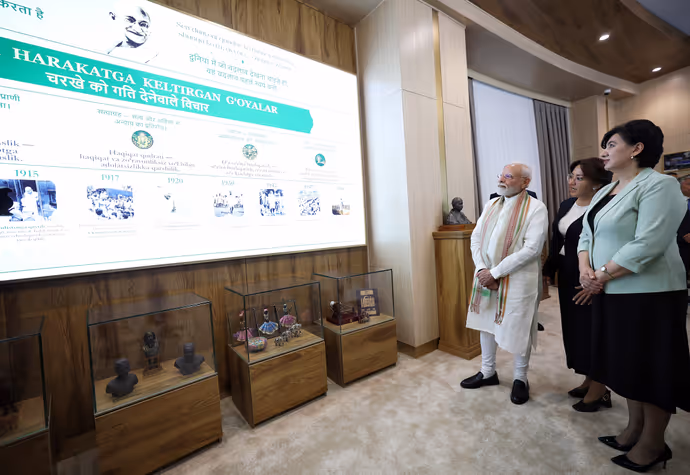 Bishkek पहुंचे PM Modi तो खुशी से झूमा भारतीय समुदाय, देखें स्वागत की 15 शानदार PHOTOS