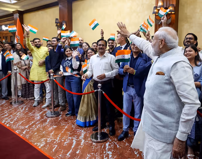 Bishkek पहुंचे PM Modi तो खुशी से झूमा भारतीय समुदाय, देखें स्वागत की 15 शानदार PHOTOS