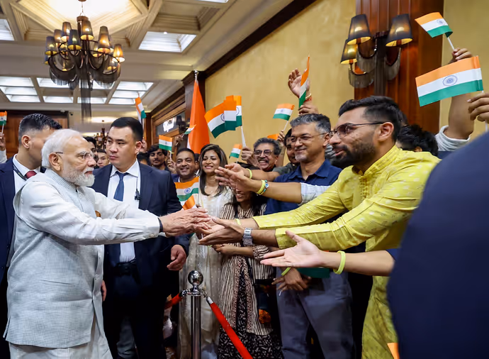Bishkek पहुंचे PM Modi तो खुशी से झूमा भारतीय समुदाय, देखें स्वागत की 15 शानदार PHOTOS