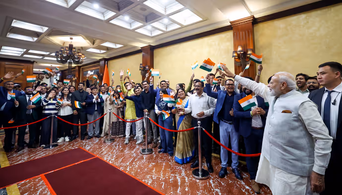 Bishkek पहुंचे PM Modi तो खुशी से झूमा भारतीय समुदाय, देखें स्वागत की 15 शानदार PHOTOS