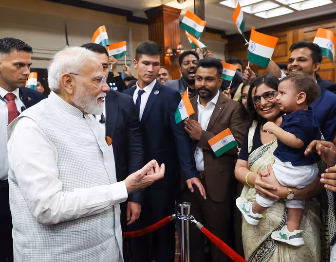 Bishkek पहुंचे PM Modi तो खुशी से झूमा भारतीय समुदाय, देखें स्वागत की 15 शानदार PHOTOS