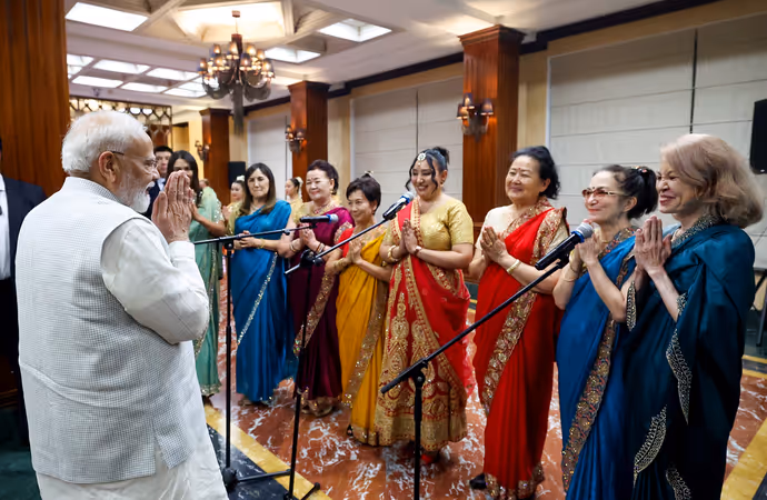 Bishkek पहुंचे PM Modi तो खुशी से झूमा भारतीय समुदाय, देखें स्वागत की 15 शानदार PHOTOS