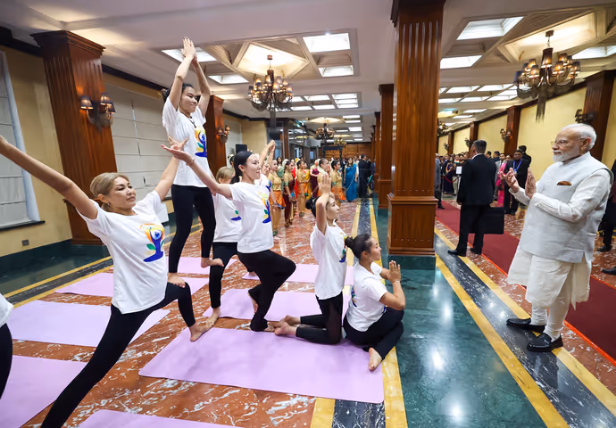 Bishkek पहुंचे PM Modi तो खुशी से झूमा भारतीय समुदाय, देखें स्वागत की 15 शानदार PHOTOS