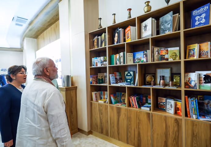 Bishkek पहुंचे PM Modi तो खुशी से झूमा भारतीय समुदाय, देखें स्वागत की 15 शानदार PHOTOS
