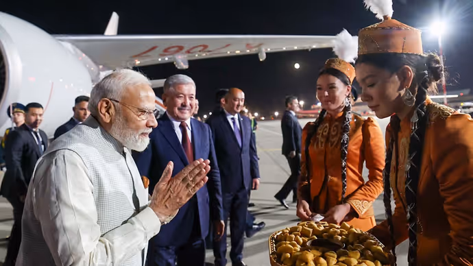 Bishkek पहुंचे PM Modi तो खुशी से झूमा भारतीय समुदाय, देखें स्वागत की 15 शानदार PHOTOS