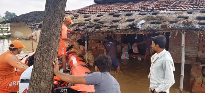नेपाल के बाद चित्रकूट में बांध फूटा: 10 तस्वीरों में देखिए जलप्रलय से मची तबाही