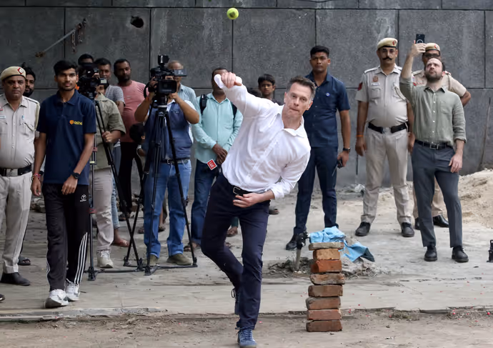 सूट-बूट छोड़ बल्ला थामे नजर आए Chris Minns, दिल्ली में बच्चों के साथ खेला गली क्रिकेट-6 PHOTOS