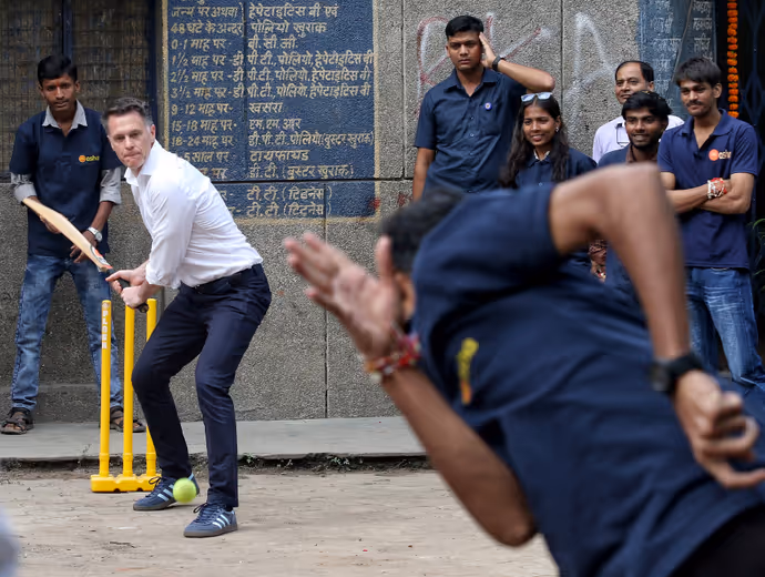 सूट-बूट छोड़ बल्ला थामे नजर आए Chris Minns, दिल्ली में बच्चों के साथ खेला गली क्रिकेट-6 PHOTOS