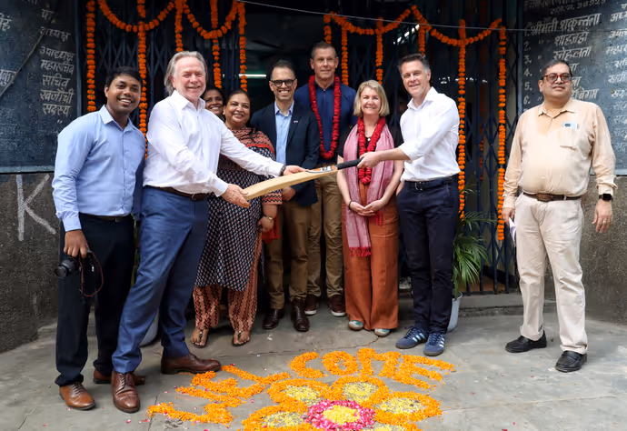 सूट-बूट छोड़ बल्ला थामे नजर आए Chris Minns, दिल्ली में बच्चों के साथ खेला गली क्रिकेट-6 PHOTOS