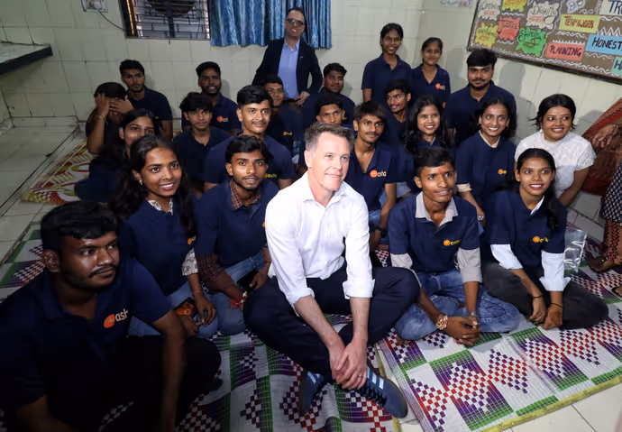 सूट-बूट छोड़ बल्ला थामे नजर आए Chris Minns, दिल्ली में बच्चों के साथ खेला गली क्रिकेट-6 PHOTOS