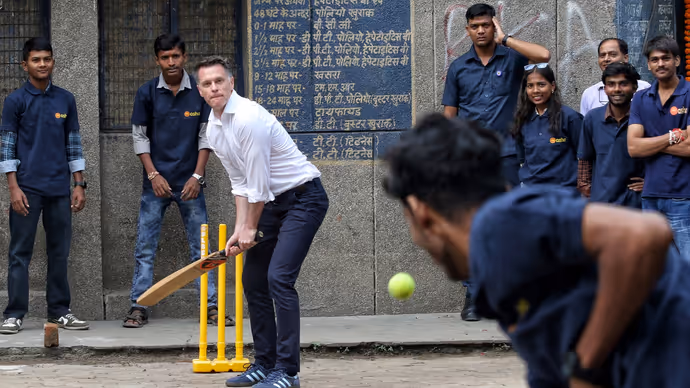 सूट-बूट छोड़ बल्ला थामे नजर आए Chris Minns, दिल्ली में बच्चों के साथ खेला गली क्रिकेट-6 PHOTOS