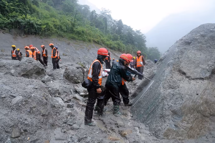 बाढ़ के बाद ऐसा दिख रहा Nepal का त्रिशूली, देखें 10 PHOTOS