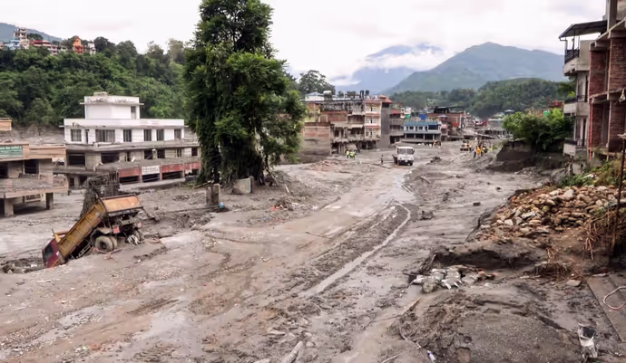 बाढ़ के बाद ऐसा दिख रहा Nepal का त्रिशूली, देखें 10 PHOTOS