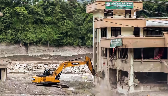 बाढ़ के बाद ऐसा दिख रहा Nepal का त्रिशूली, देखें 10 PHOTOS