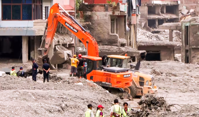 बाढ़ के बाद ऐसा दिख रहा Nepal का त्रिशूली, देखें 10 PHOTOS