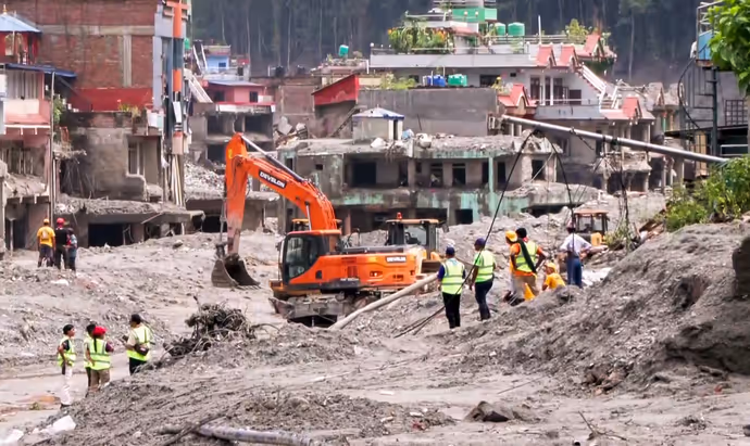 बाढ़ के बाद ऐसा दिख रहा Nepal का त्रिशूली, देखें 10 PHOTOS