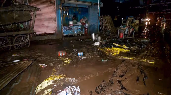 चित्रकूट में मंदाकिनी का रौद्र रूप: मंदिर-घाट डूबे, 8 PHOTO में देखें बाढ़ से मचा हाहाकार