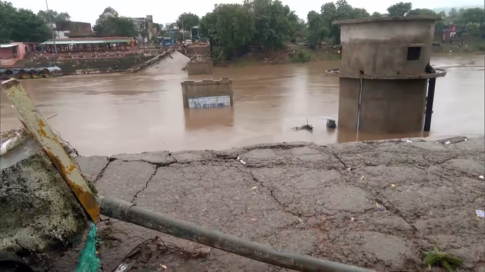 चित्रकूट में मंदाकिनी का रौद्र रूप: मंदिर-घाट डूबे, 8 PHOTO में देखें बाढ़ से मचा हाहाकार