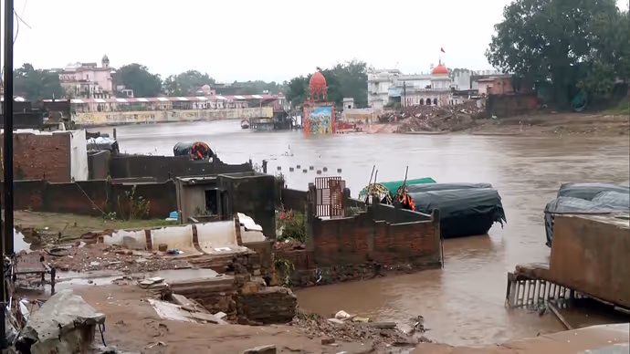 चित्रकूट में मंदाकिनी का रौद्र रूप: मंदिर-घाट डूबे, 8 PHOTO में देखें बाढ़ से मचा हाहाकार