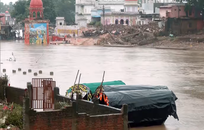 चित्रकूट में मंदाकिनी का रौद्र रूप: मंदिर-घाट डूबे, 8 PHOTO में देखें बाढ़ से मचा हाहाकार