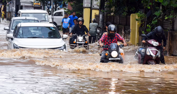 असम से उत्तराखंड तक बारिश का कहर: गुवाहाटी में सड़कें बनीं तालाब, देहरादून में बह गईं कारें