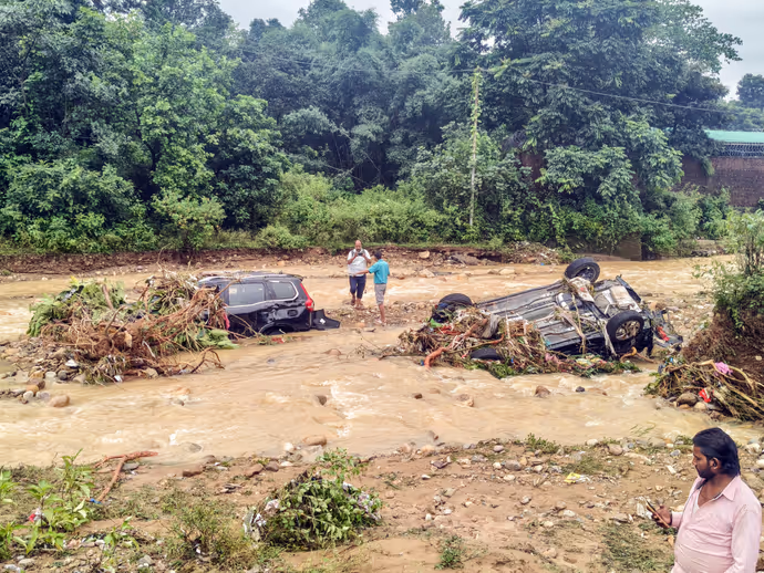 असम से उत्तराखंड तक बारिश का कहर: गुवाहाटी में सड़कें बनीं तालाब, देहरादून में बह गईं कारें