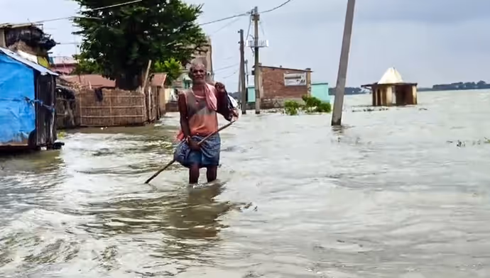 असम से उत्तराखंड तक बारिश का कहर: गुवाहाटी में सड़कें बनीं तालाब, देहरादून में बह गईं कारें