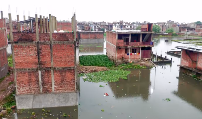 असम से उत्तराखंड तक बारिश का कहर: गुवाहाटी में सड़कें बनीं तालाब, देहरादून में बह गईं कारें