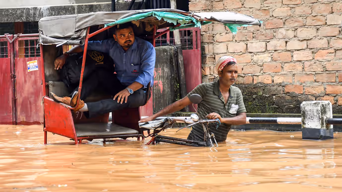 असम से उत्तराखंड तक बारिश का कहर: गुवाहाटी में सड़कें बनीं तालाब, देहरादून में बह गईं कारें