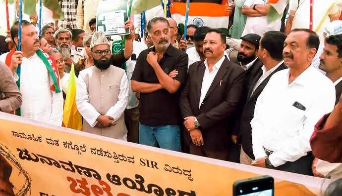 प्रकाश राज क्यों उतरे सड़क पर, 8 PHOTO में देखें एक्टर का 'इलेक्शन कमीशन चलो' प्रोटेस्ट