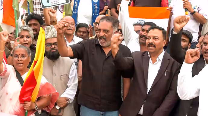 प्रकाश राज क्यों उतरे सड़क पर, 8 PHOTO में देखें एक्टर का 'इलेक्शन कमीशन चलो' प्रोटेस्ट