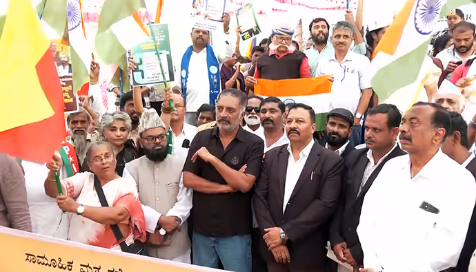 प्रकाश राज क्यों उतरे सड़क पर, 8 PHOTO में देखें एक्टर का 'इलेक्शन कमीशन चलो' प्रोटेस्ट