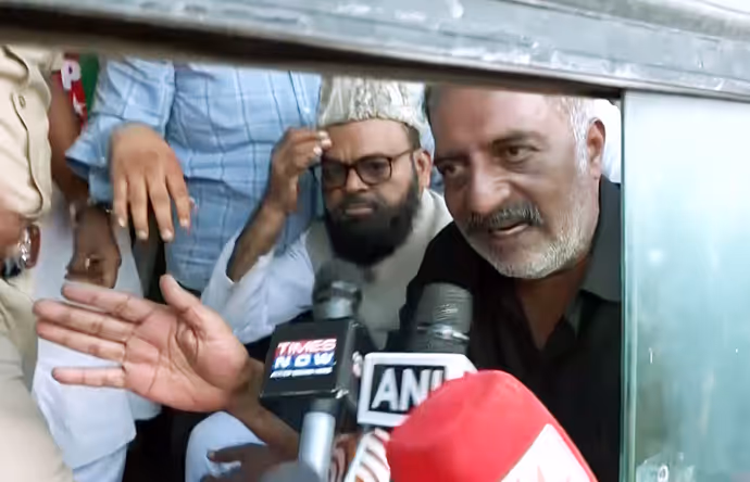 प्रकाश राज क्यों उतरे सड़क पर, 8 PHOTO में देखें एक्टर का 'इलेक्शन कमीशन चलो' प्रोटेस्ट