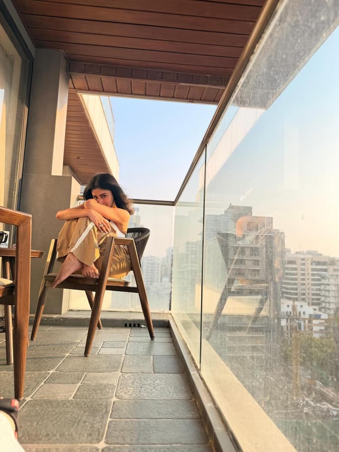 मौनी रॉय का 4 BHK घर है बेहद आलीशान,10 Photos में 25 करोड़ के फ्लैट का देखें शानदार इंटीरियर