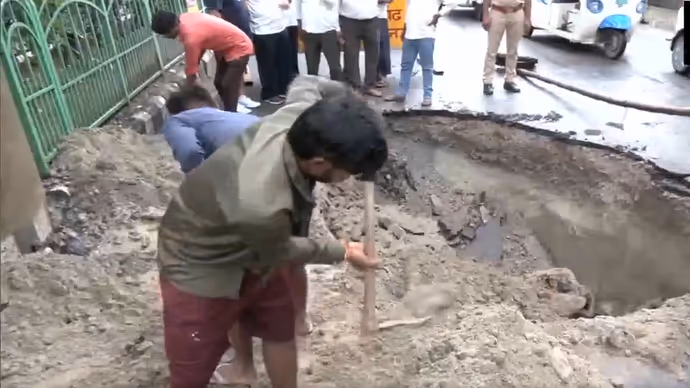 लखनऊ में बारिश का कहर: सड़क धंसने से गड्ढे में गिरे बाइक सवार, 10 PHOTOS में देखें रोड का हाल