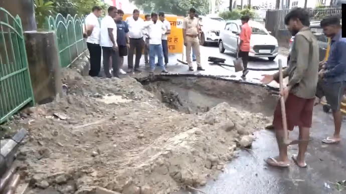 लखनऊ में बारिश का कहर: सड़क धंसने से गड्ढे में गिरे बाइक सवार, 10 PHOTOS में देखें रोड का हाल