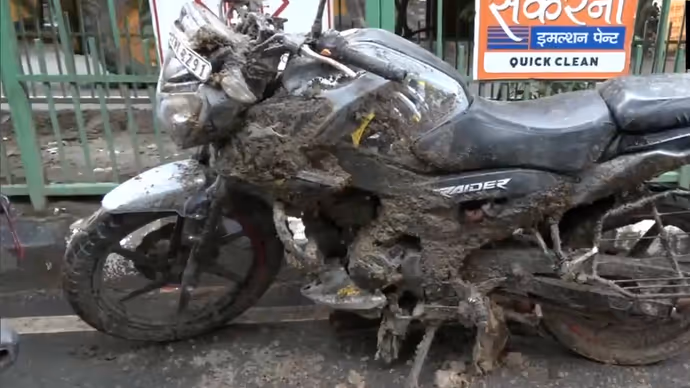 लखनऊ में बारिश का कहर: सड़क धंसने से गड्ढे में गिरे बाइक सवार, 10 PHOTOS में देखें रोड का हाल