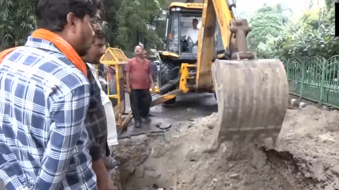 लखनऊ में बारिश का कहर: सड़क धंसने से गड्ढे में गिरे बाइक सवार, 10 PHOTOS में देखें रोड का हाल