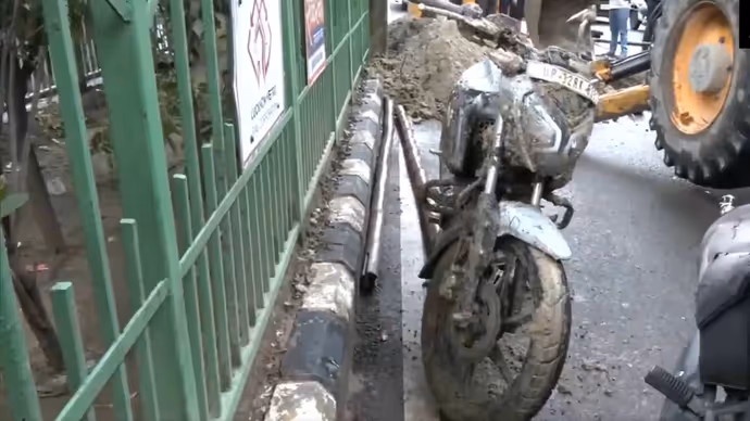 लखनऊ में बारिश का कहर: सड़क धंसने से गड्ढे में गिरे बाइक सवार, 10 PHOTOS में देखें रोड का हाल