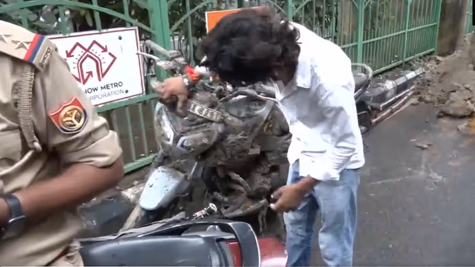 लखनऊ में बारिश का कहर: सड़क धंसने से गड्ढे में गिरे बाइक सवार, 10 PHOTOS में देखें रोड का हाल