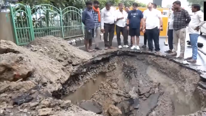 लखनऊ में बारिश का कहर: सड़क धंसने से गड्ढे में गिरे बाइक सवार, 10 PHOTOS में देखें रोड का हाल