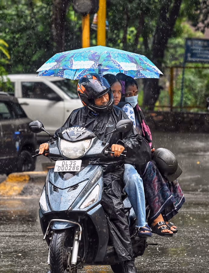 पटना में दिखा गंगा का रौद्र रूप, कई मंदिर-घर डूबे; 10 PHOTOS में देखें बारिश का कहर