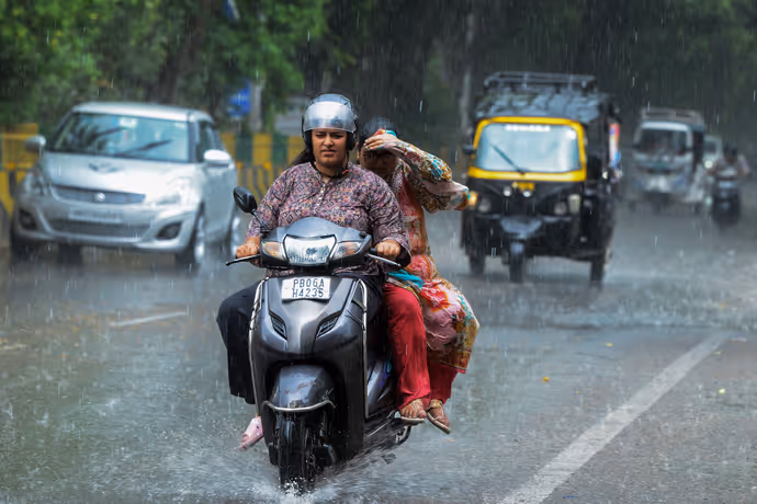 पटना में दिखा गंगा का रौद्र रूप, कई मंदिर-घर डूबे; 10 PHOTOS में देखें बारिश का कहर