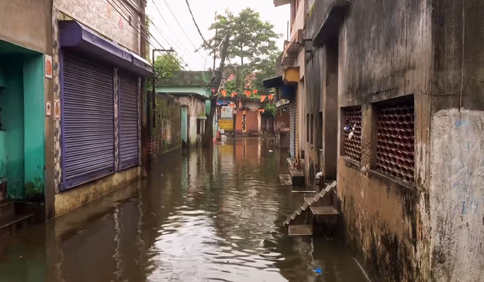 पटना में दिखा गंगा का रौद्र रूप, कई मंदिर-घर डूबे; 10 PHOTOS में देखें बारिश का कहर