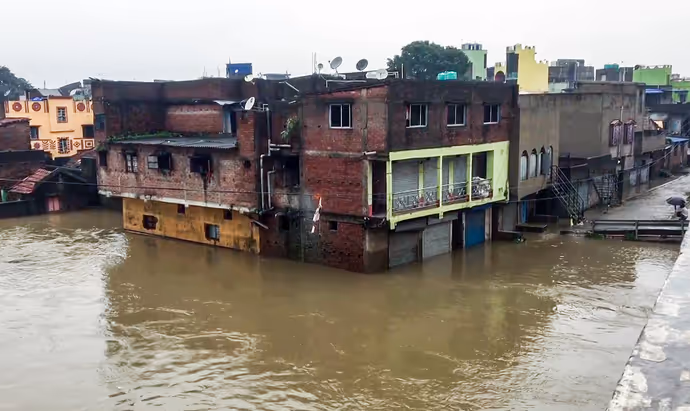 पटना में दिखा गंगा का रौद्र रूप, कई मंदिर-घर डूबे; 10 PHOTOS में देखें बारिश का कहर