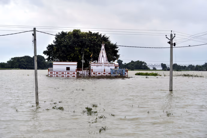 पटना में दिखा गंगा का रौद्र रूप, कई मंदिर-घर डूबे; 10 PHOTOS में देखें बारिश का कहर