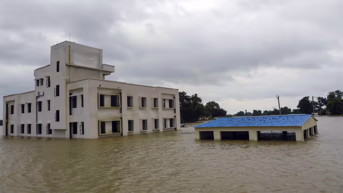 पटना में दिखा गंगा का रौद्र रूप, कई मंदिर-घर डूबे; 10 PHOTOS में देखें बारिश का कहर
