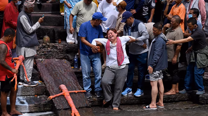 Nepal Flood: न कोई चेहरा, न कोई अंतिम दीदार...आखिरी निशानी से लिपटकर रोए परिजन, 10 तस्वीरों में दर्दनाक मंजर
