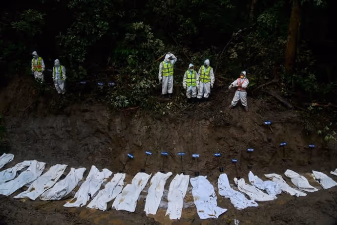 Nepal Flood: न कोई चेहरा, न कोई अंतिम दीदार...आखिरी निशानी से लिपटकर रोए परिजन, 10 तस्वीरों में दर्दनाक मंजर